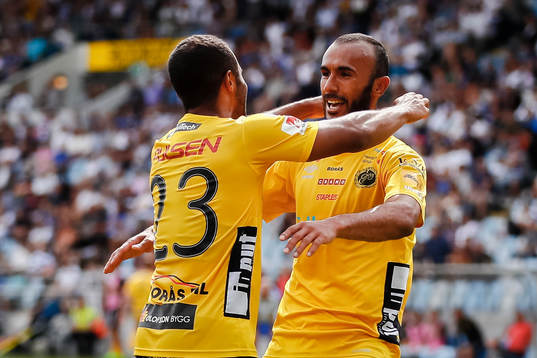 Elfsborgs Alex Dyer och Issam Jebali jublar