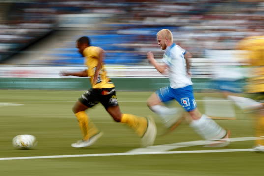 Norrköpings Kalle Holmberg jagar Elfsborgs Alex Dyer