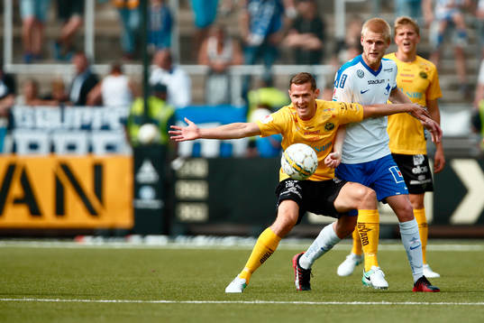 Elfsborgsspelare håller bort Norrköpings Kalle Holmberg