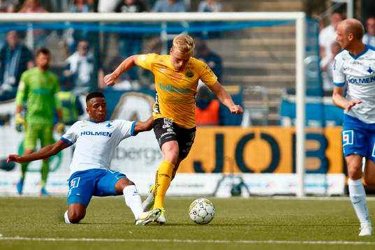 Norrköpings Niclas Eliasson stoppar Elfsborgs Per Frick