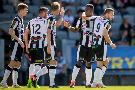 Landskronas Sadat Karim jublar med lagkamrater