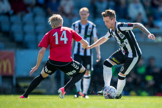 Oskarshamns Axel Lindahl (ryggen mot kameran) och