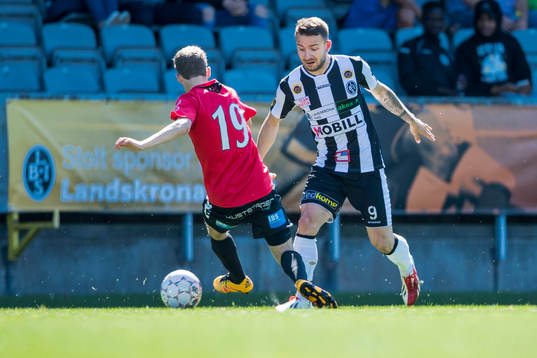 Oskarshamns Martin Karlsson (ryggen mot kameran) och