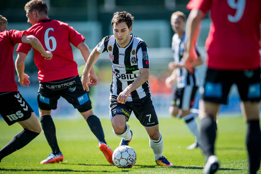 Landskronas Alexander Tkacz med bollen