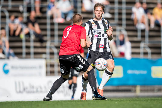 Oskarshamns Johan Niklasson (ryggen mot kameran) och