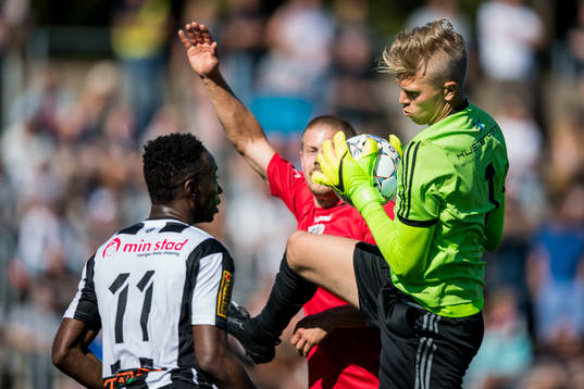 Oskarshamns målvakt Oliver Bergman räddar bollen