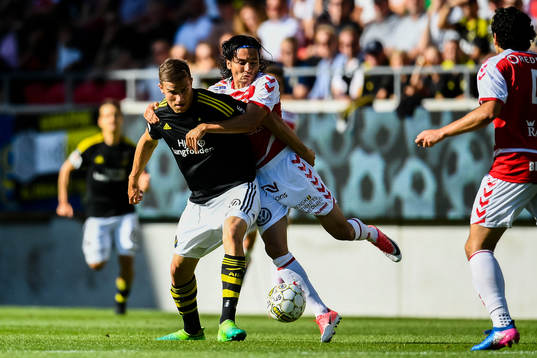 s Eero Markkanen och Kalmars Emin Nouri nder