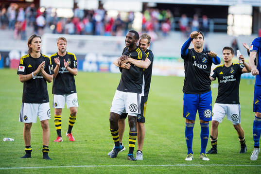 AIK-spelarna, med Henok Goitom i mitten, jublar