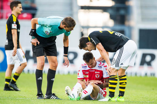 s Stefan Ishizaki och domaren Magnus Lindgren