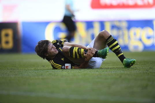 s Simon Thern tar sig för benet