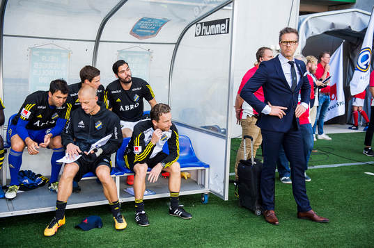 s tränare Rikard Norling vid avbytarbänken