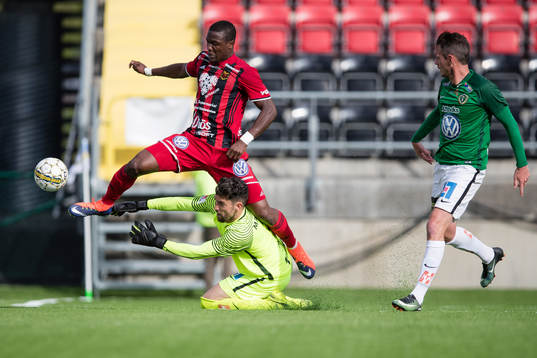 Östersunds Alhaji Gero mot Jönköpings målvakt Francisco
