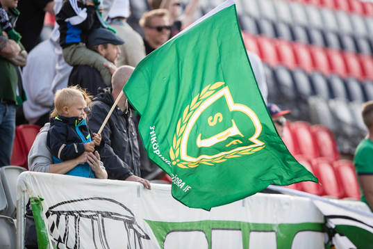 ung Jönköpings supporter viftar med en flagga