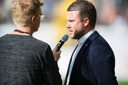 Jönköpings tränare Jimmy Thelin blir intervjuad