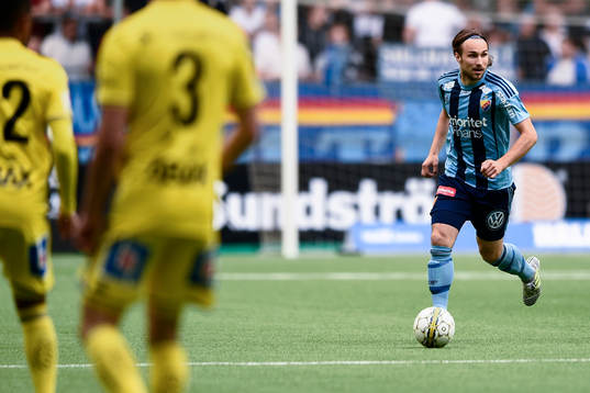 Djurgårdens Kevin Walker driver bollen