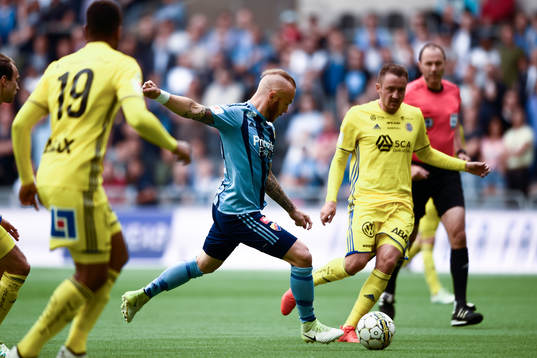 Djurgårdens Magnus Eriksson skjuter