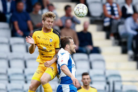 Halmstads Marcus Mathisen och IFK Göteborgs Tobias Hysen i