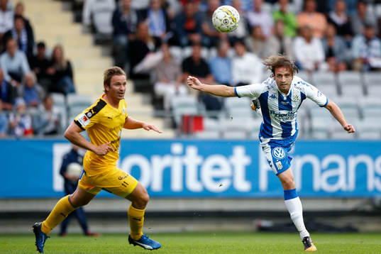 Halmstads Fredrik Olsson försvarar mot IFK Göteborgs