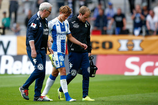 IFK Göteborgs Thomas Rogne hjälps av planen och tvingas