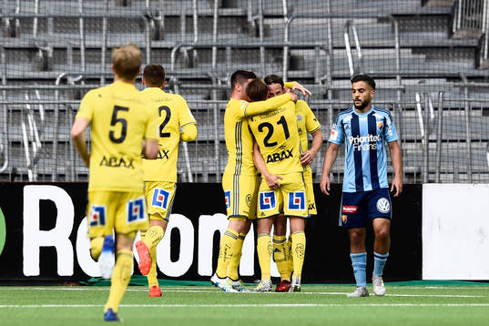 Sundsvalls Linus Hallenius gör 0-1-målet och jublar med
