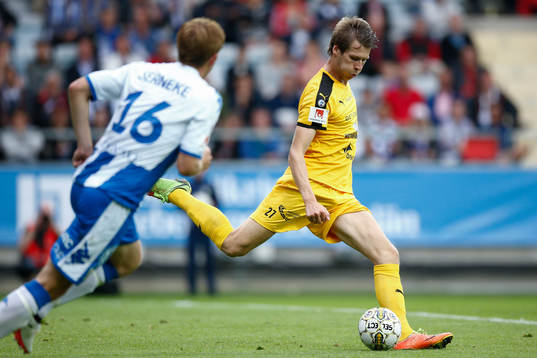 IFK Göteborgs Mikael Boman ser Halmstads Marcus Johansson