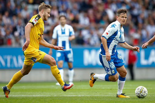 Halmstads Fredrik Liverstam försvarar mot IFK Göteborgs