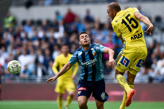 Djurgårdens Kerim Mrabti i nickduell med Sundsvalls Marcus