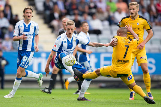 IFK Göteborgs Sören Rieks mot Halmstads Nikolai Alho