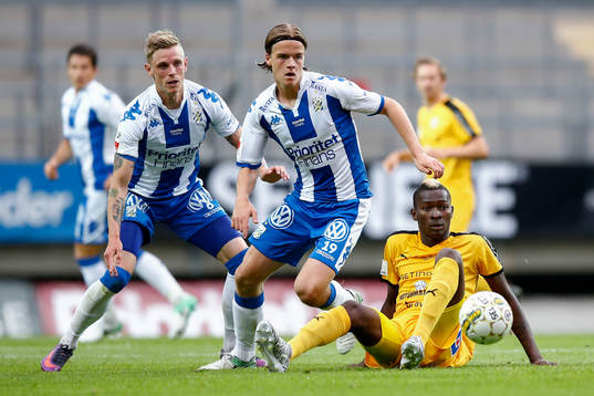 IFK Göteborgs Sören Rieks och August Erlingmark i kamp om