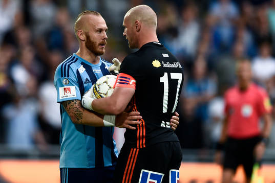 Djurgårdens Magnus Eriksson i en diskussion med Sundsvalls