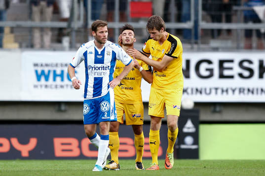 IFK Göteborgs Emil Salomonsson deppar och Halmstads Sead