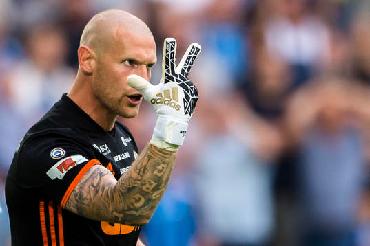Sundsvalls målvakt Tommy Naurin reagerar och signalerar