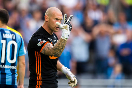 Sundsvalls målvakt Tommy Naurin reagerar och signalerar