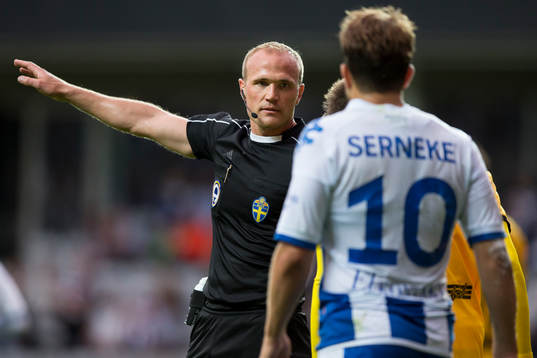 Domare Patrik Eriksson och IFK Göteborgs Tobias Hysen