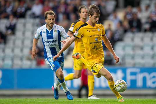 Halmstads Marcus Johansson före IFK Göteborgs Tobias Hysen
