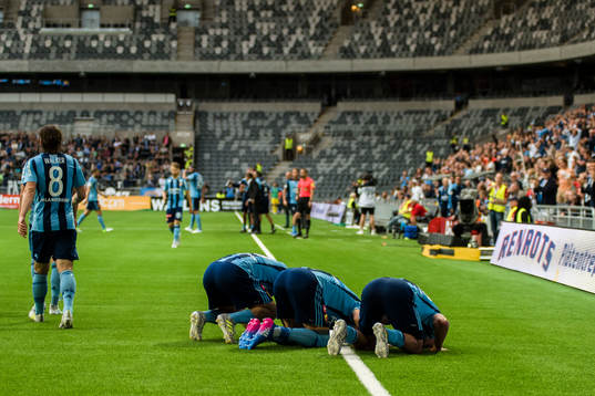Djurgårdens Haris Radetinac och Kerim Mrabti jublar