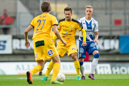 Halmstads Ivo Pekalski före IFK Göteborgs Sören Rieks