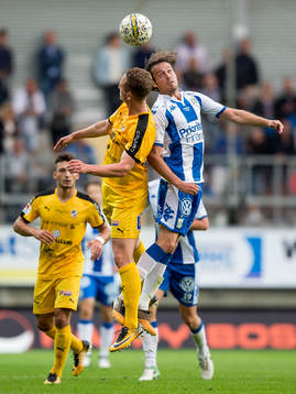 Halmstads Andreas Bengtsson i nickduell med IFK Göteborgs