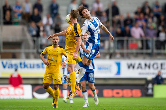 Halmstads Andreas Bengtsson i nickduell med IFK Göteborgs