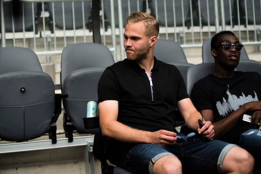 Djurgårdens Gustav Engvall på bänken före
