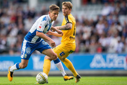 IFK Göteborgs Mads Albaek dribblar sig fram förbi