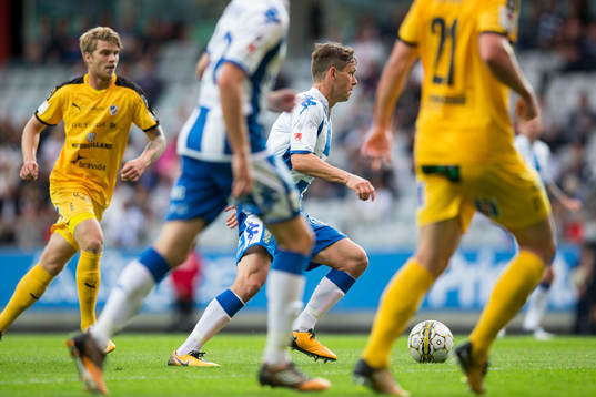 IFK Göteborgs Mads Albaek dribblar sig fram för att