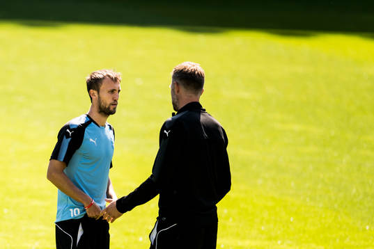 Malmö FFs Magnus Wolff Eikrem pratar med sjukgymnast