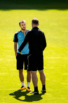 Malmö FFs Magnus Wolff Eikrem pratar med sjukgymnast