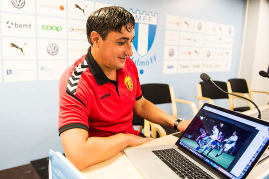 Vardars tränare Goce Sedloski tittar på en bild från en