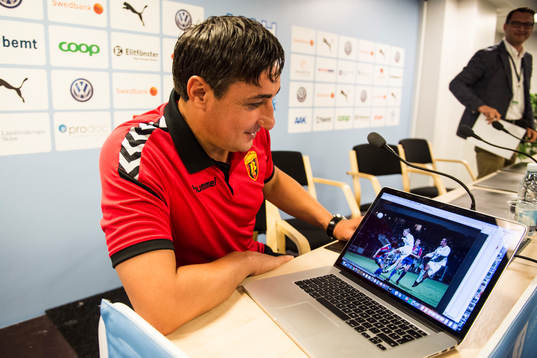 Vardars tränare Goce Sedloski tittar på en bild från en