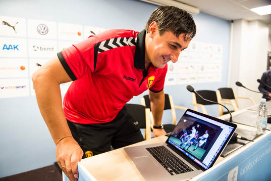 Vardars tränare Goce Sedloski tittar på en bild från en