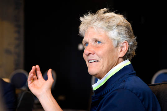 Förbundskapten Pia Sundhage blir intervjuad