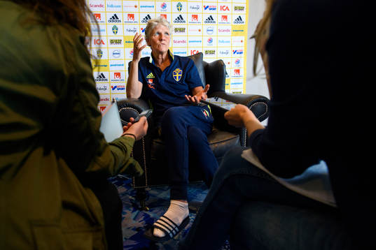Förbundskapten Pia Sundhage blir intervjuad