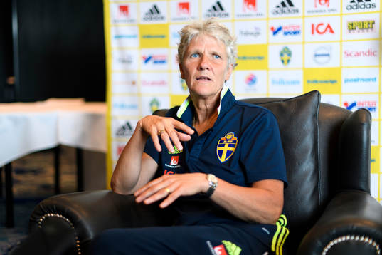 Förbundskapten Pia Sundhage blir intervjuad
